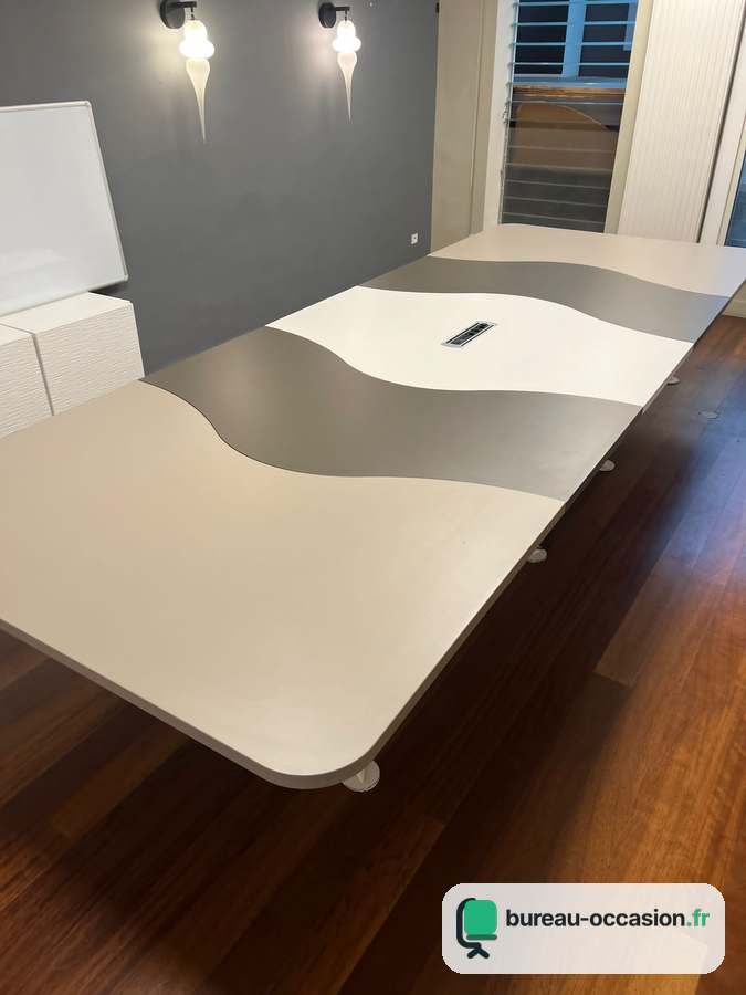 Grande table de réunion d'occasion blanche à vague grise, 10/12 pl.