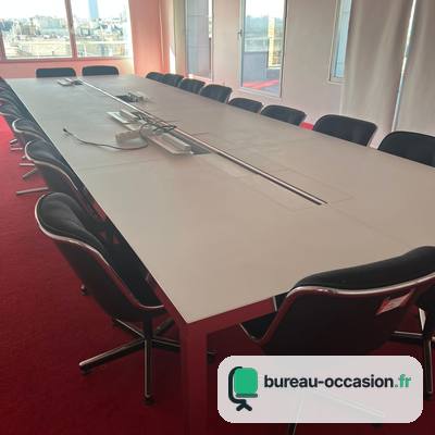 Grande table de réunion d'occasion blanche avec trappes : 16-20 pl.
