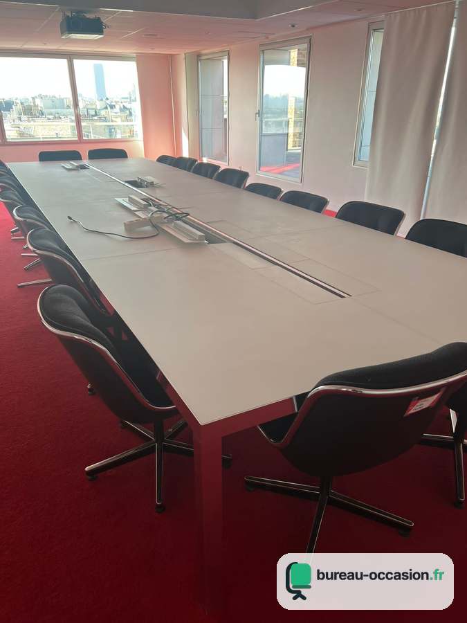 Grande table de réunion d'occasion blanche avec trappes : 16-20 pl.
