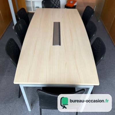 Grande table de réunion d'occasion : bois clair tonneau, pieds blancs
