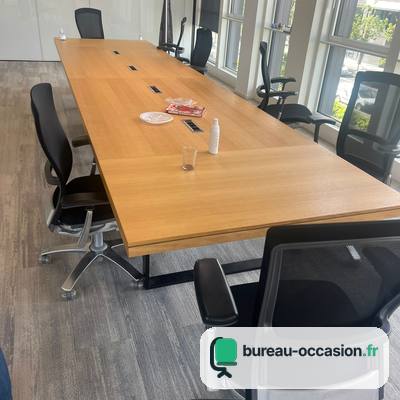 Grande table de réunion d'occasion en chêne épais, piètement luge noir