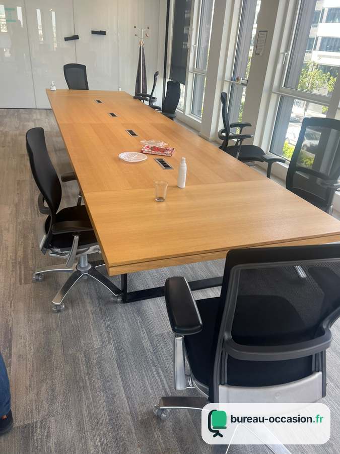 Grande table de réunion d'occasion en chêne épais, piètement luge noir
