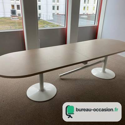Grande table de réunion ovale d'occasion chêne clair : 2 pieds blancs