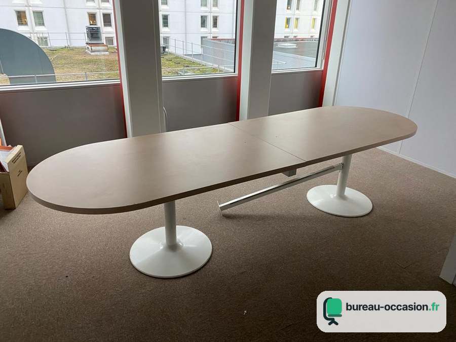 Grande table de réunion ovale d'occasion chêne clair : 2 pieds blancs