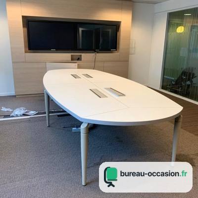 Grande table de réunion tonneau d'occasion blanche : trappes câbles