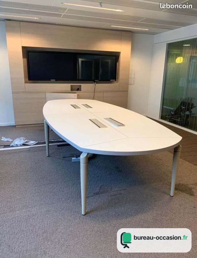 Grande table de réunion tonneau d'occasion blanche : trappes câbles