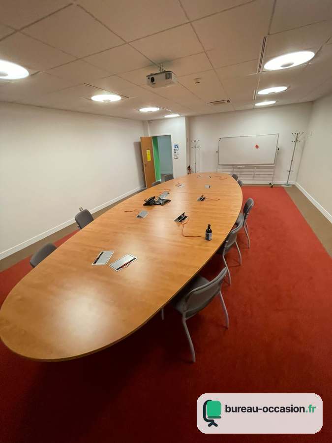 Grande table ovale d'occasion en merisier : trappes, environ 12 places
