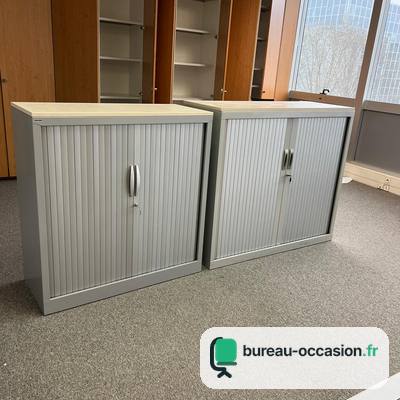 Petite armoire métallique d'occasion : rideaux gris, dessus clair