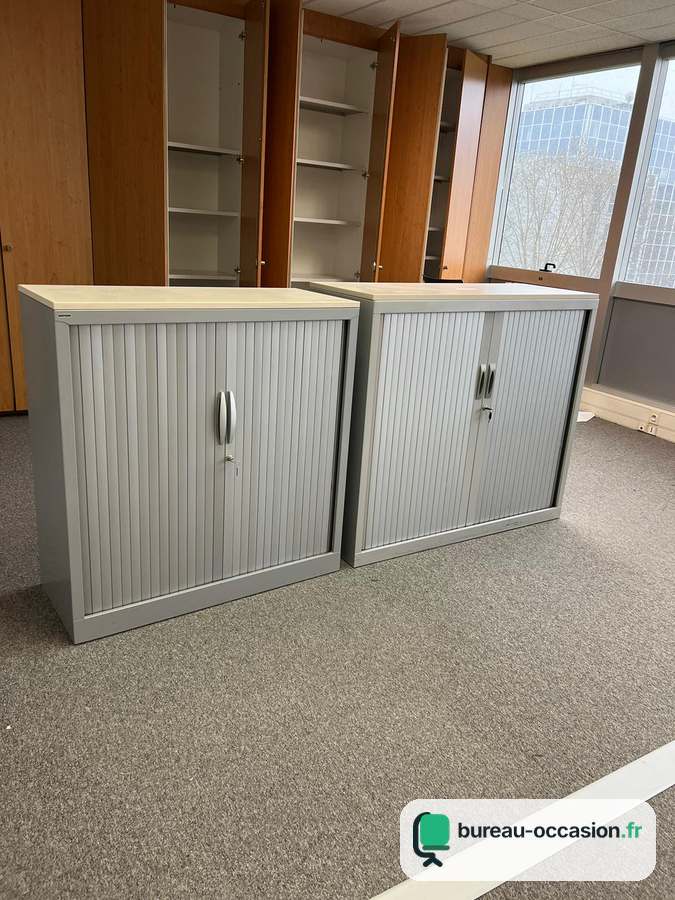 Petite armoire métallique d'occasion : rideaux gris, dessus clair
