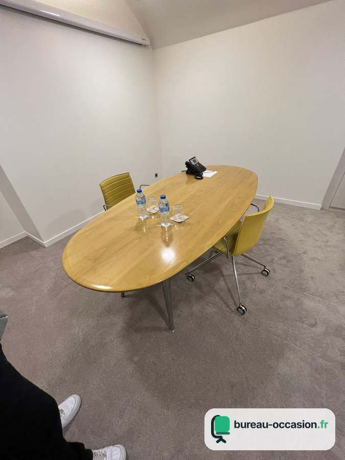 Petite table de réunion ovale d'occasion en bois : 4 à 6 places