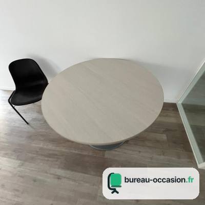 Petite table ronde d'occasion : plateau gris clair, pied central