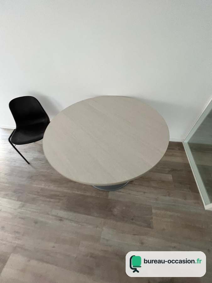 Petite table ronde d'occasion : plateau gris clair, pied central