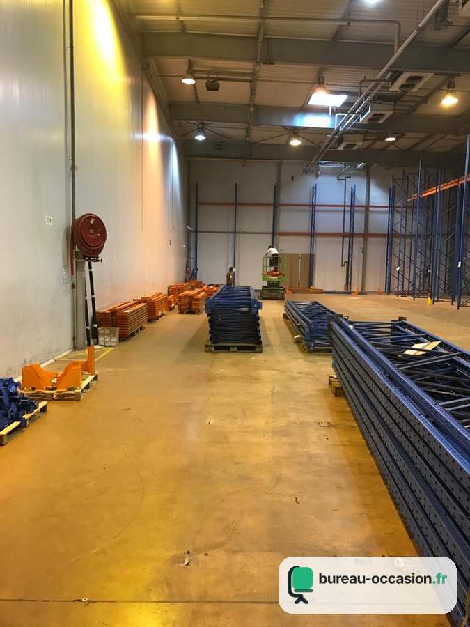 Rayonnage palettier d'occasion : échelles bleues et lisses orange