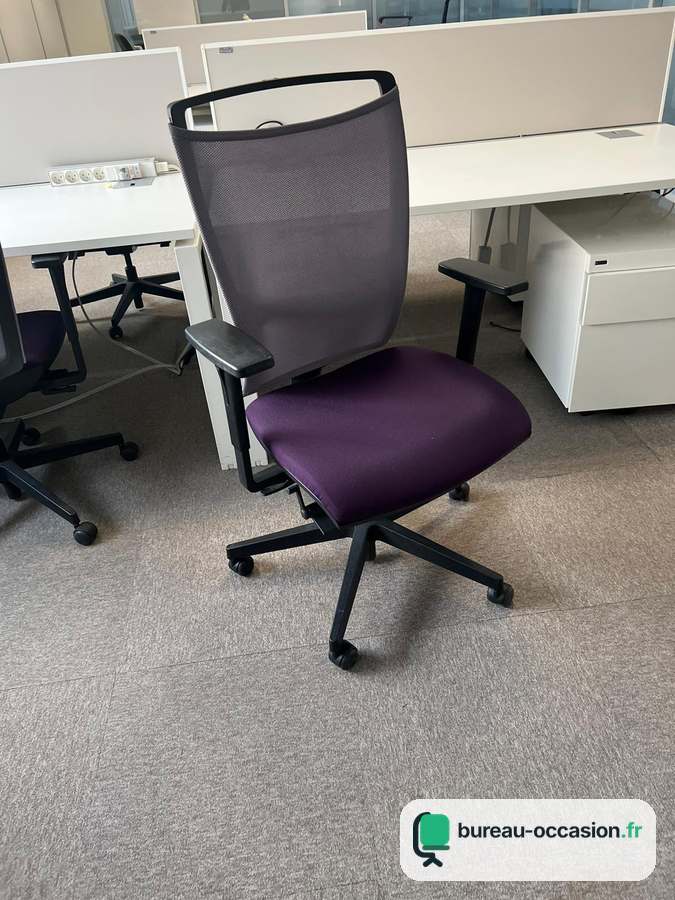 Siège ergonomique d'occasion : résille grise et assise violette