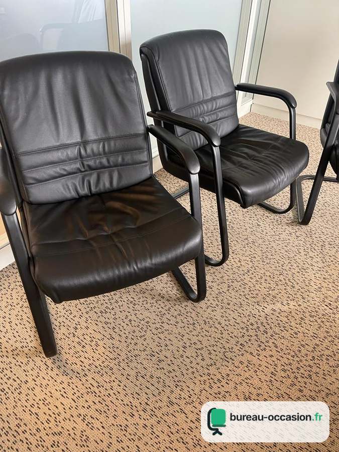 Sitland d'occasion : fauteuil visiteur en cuir noir capitonné