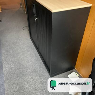 Steelcase d'occasion : armoire basse noire à rideaux, dessus bois