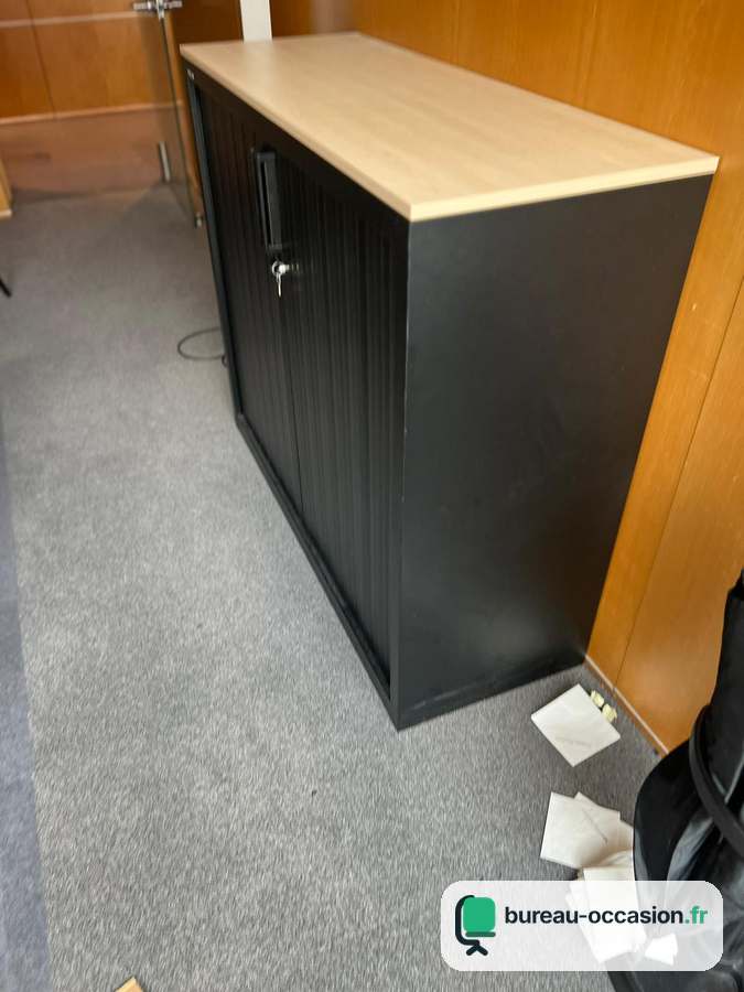 Steelcase d'occasion : armoire basse noire à rideaux, dessus bois
