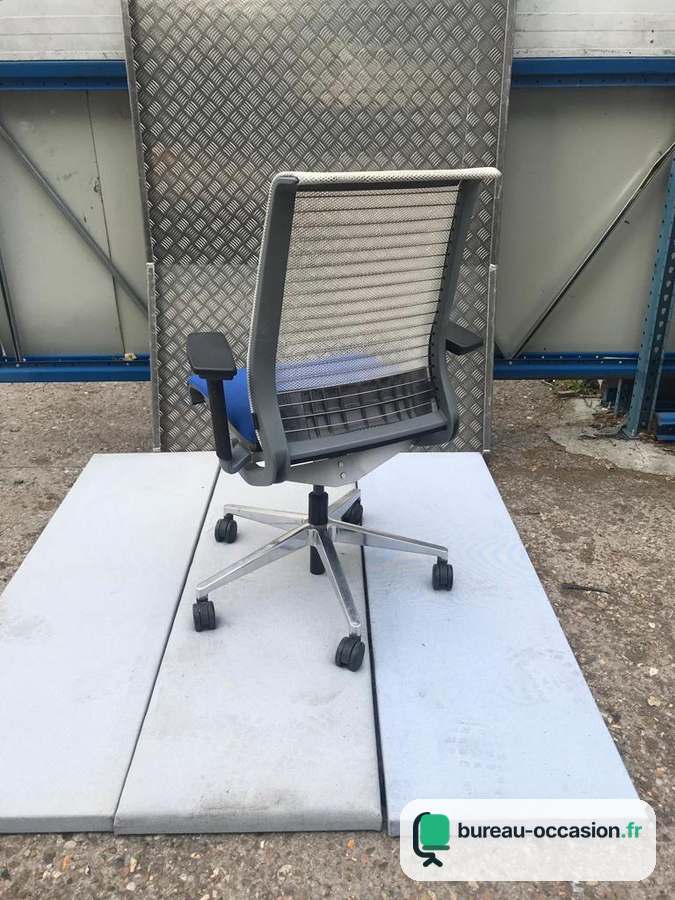 Steelcase Think d'occasion : dossier résille gris clair, assise bleue