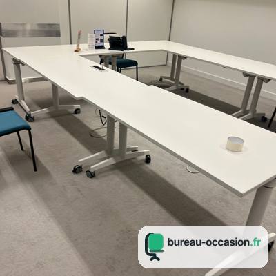 Table basculante d'occasion blanche sur roulettes pour formation
