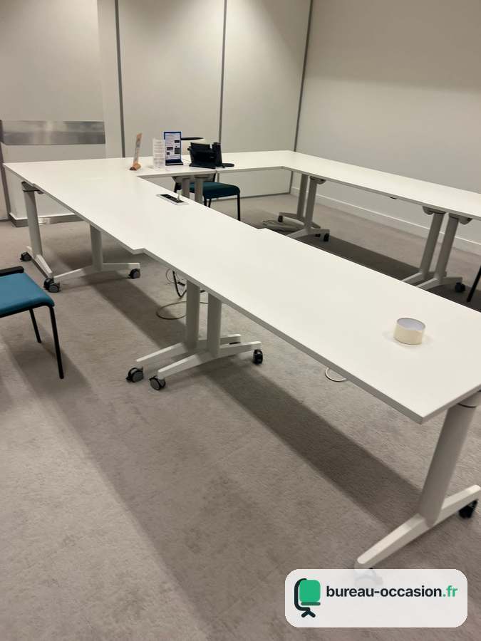 Table basculante d'occasion blanche sur roulettes pour formation