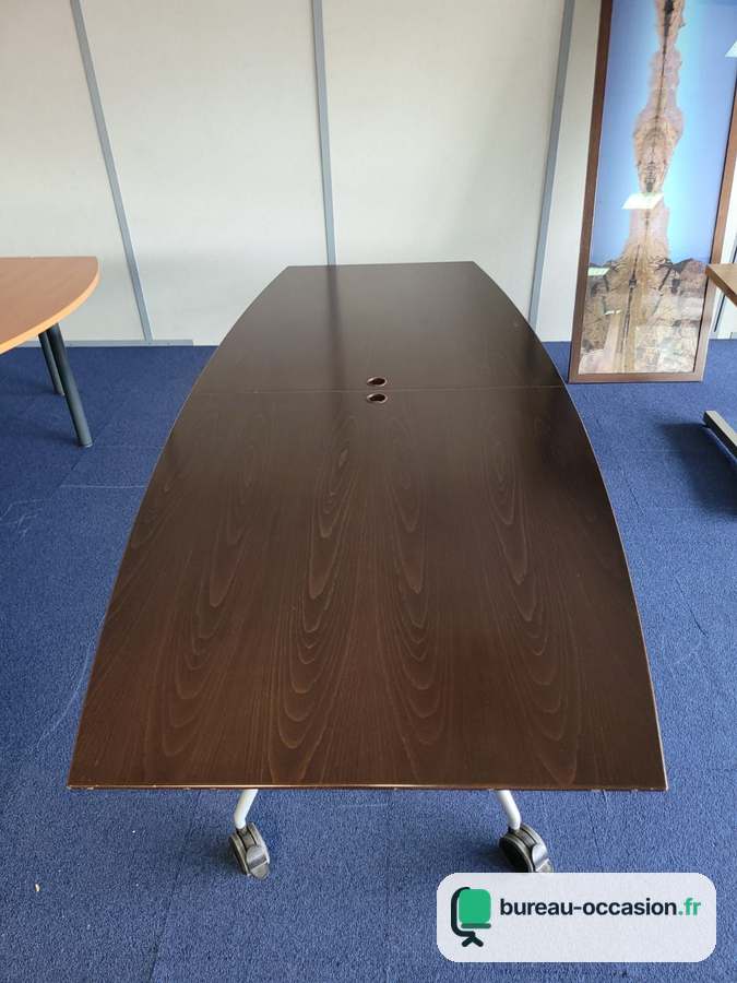 Table basculante d'occasion en tonneau : plateau wengé et roulettes