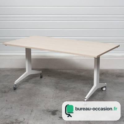 Table basculante d'occasion plateau clair, piètement blanc à roulettes