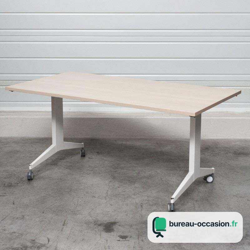 Table basculante d'occasion plateau clair, piètement blanc à roulettes