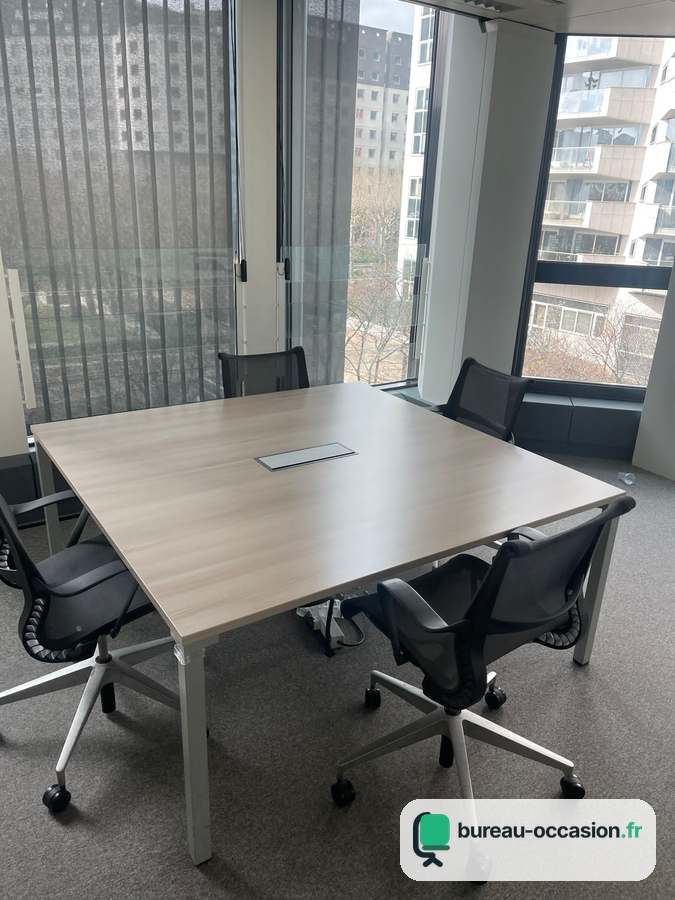 Table carrée d'occasion chêne grisé, pieds blancs et trappe