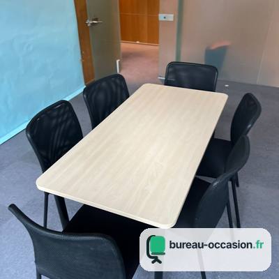 Table d'occasion 4 places : plateau bois clair, pieds tubes noirs