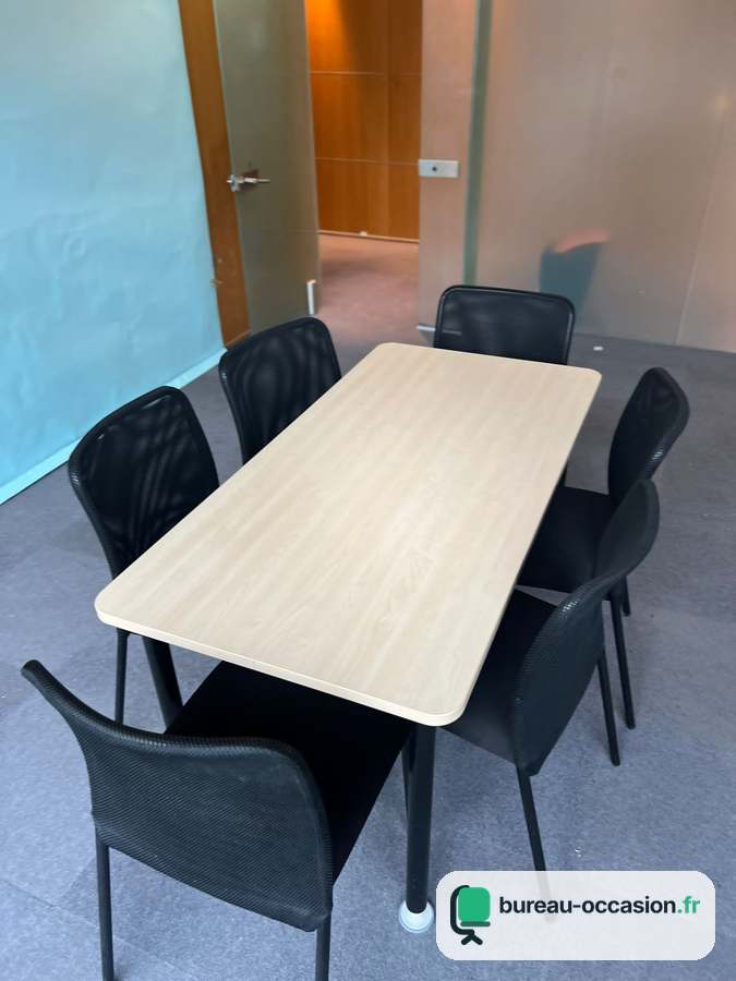 Table d'occasion 4 places : plateau bois clair, pieds tubes noirs