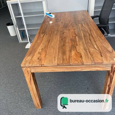 Table d'occasion en bois massif au veinage marqué, pieds carrés