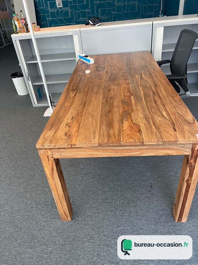 Table d'occasion en bois massif au veinage marqué, pieds carrés