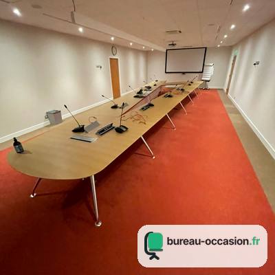 Table de conférence d'occasion bois clair : bouts arrondis, 20 places