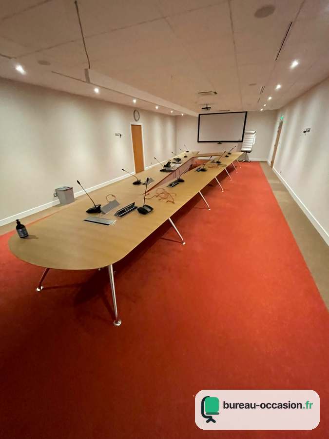 Table de conférence d'occasion bois clair : bouts arrondis, 20 places