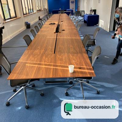 Table de conférence d'occasion noyer : 20 places, goulotte centrale