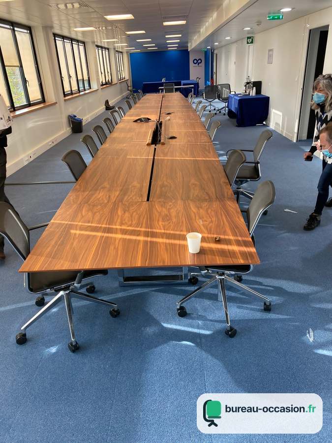 Table de conférence d'occasion noyer : 20 places, goulotte centrale