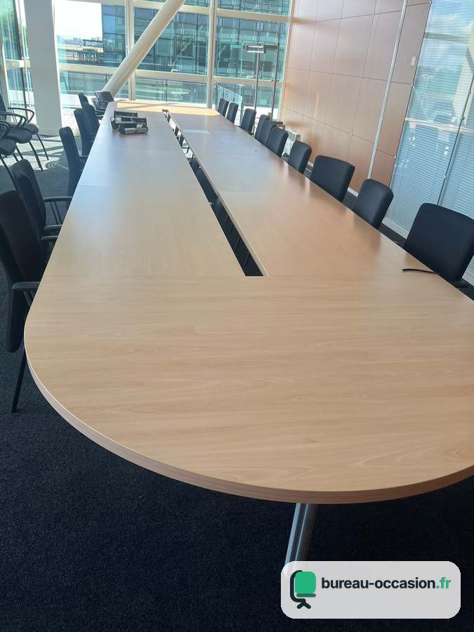 Table de conférence d'occasion ton hêtre : plus de 20 places, goulotte