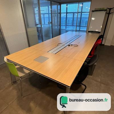Table de conseil d'occasion bois clair : goulotte alu, 10 à 12 places
