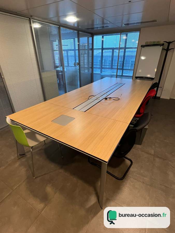 Table de conseil d'occasion bois clair : goulotte alu, 10 à 12 places