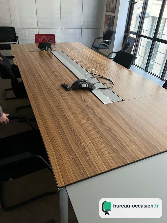 Table de conseil d'occasion noyer zébré : goulotte alu, 10 places
