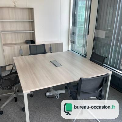 Table de réunion carrée d'occasion bois clair : trappe centrale
