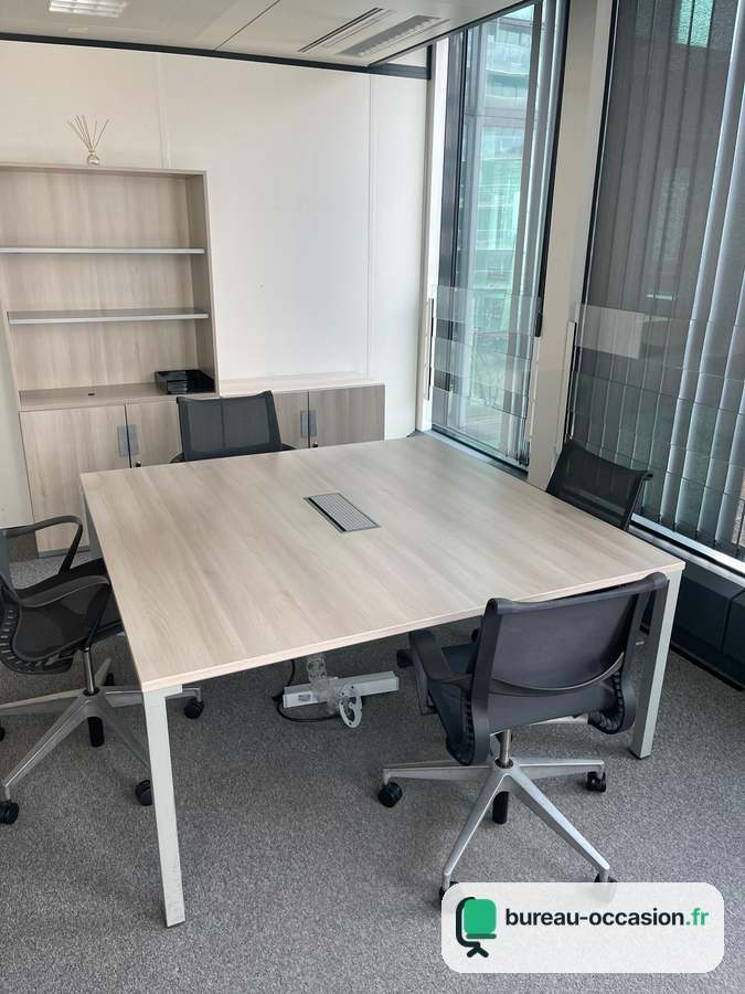 Table de réunion carrée d'occasion bois clair : trappe centrale