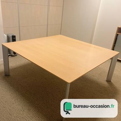 Table de réunion carrée d'occasion finition hêtre, pieds gris, 4 pl.