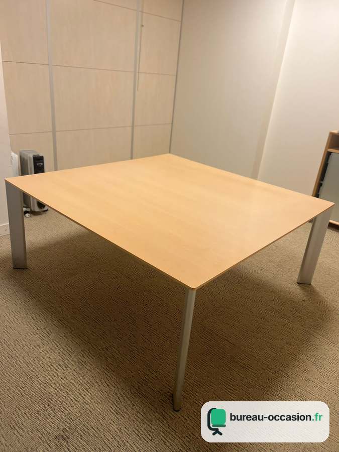 Table de réunion carrée d'occasion finition hêtre, pieds gris, 4 pl.