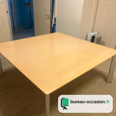 Table de réunion carrée d'occasion ton chêne clair, 4 à 8 places