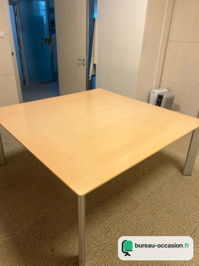 Table de réunion carrée d'occasion ton chêne clair, 4 à 8 places