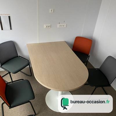 Table de réunion compacte d'occasion bois clair, pied tulipe blanc