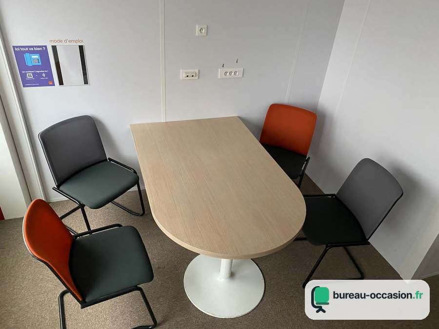 Table de réunion compacte d'occasion bois clair, pied tulipe blanc
