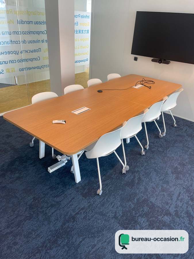 Table de réunion d'occasion 10 places : plateau bois, pieds blancs