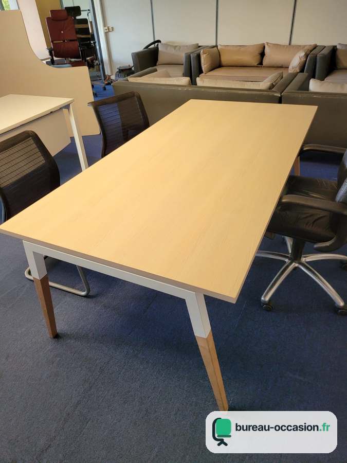 Table de réunion d'occasion 6 places : hêtre, pieds blancs bout bois